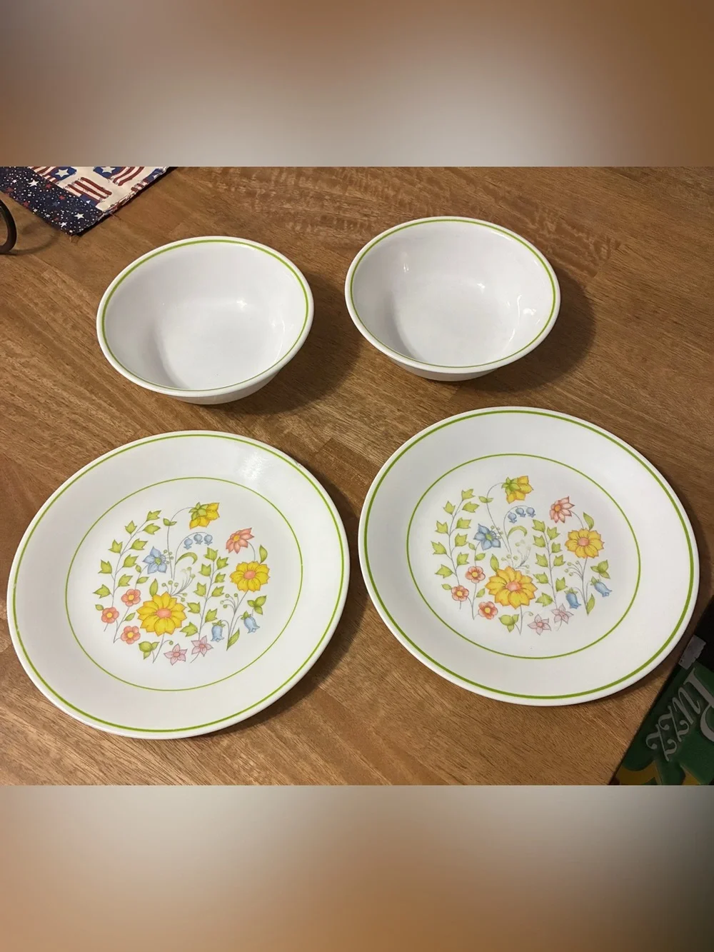 Corelle Spring Meadow Set with Green Trim - 4 Pieces